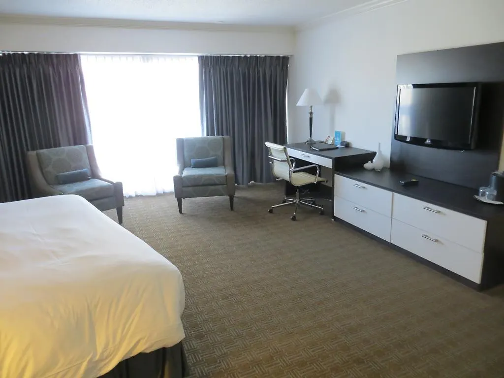 Toronto Don Valley Hotel And Suites 3*,